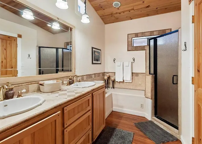 Style Pine Cabin, Deck Views And Sleeps 12 Indian Pine