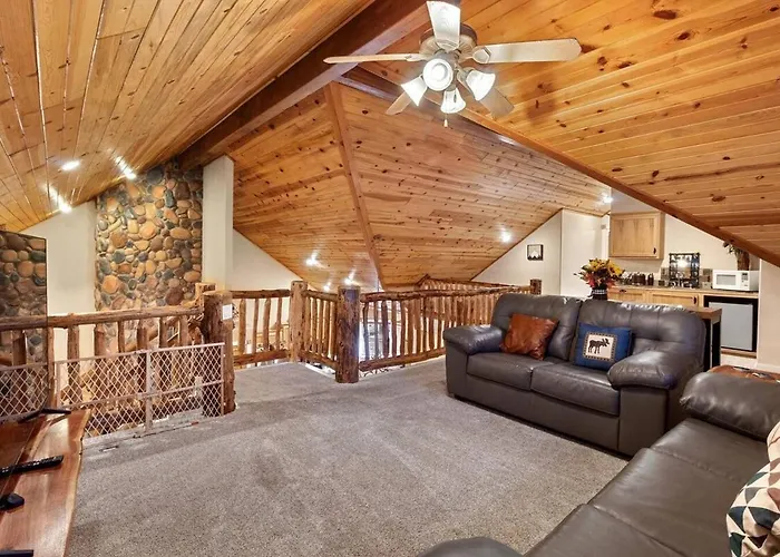 Style Pine Cabin, Deck Views And Sleeps 12 Holiday home *