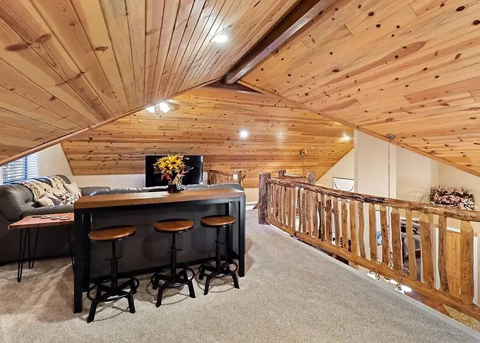 Style Pine Cabin, Deck Views And Sleeps 12 *