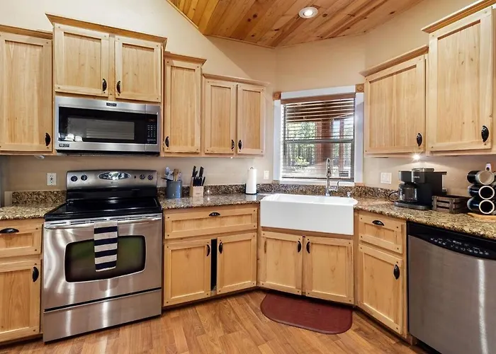 Style Pine Cabin, Deck Views And Sleeps 12