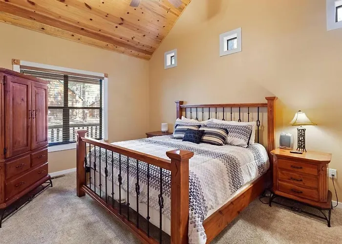 Holiday home Style Pine Cabin, Deck Views And Sleeps 12
