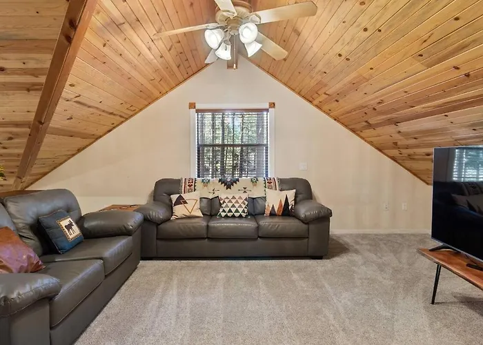 Style Pine Cabin, Deck Views And Sleeps 12 Holiday home *