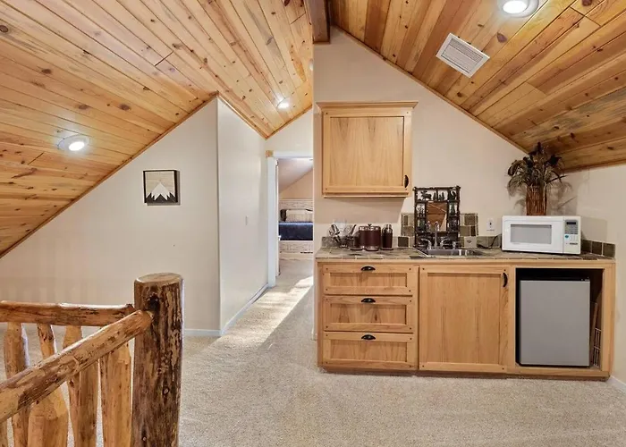Holiday home Style Pine Cabin, Deck Views And Sleeps 12 *