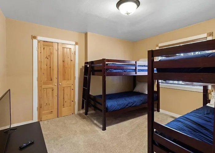Style Pine Cabin, Deck Views And Sleeps 12 *