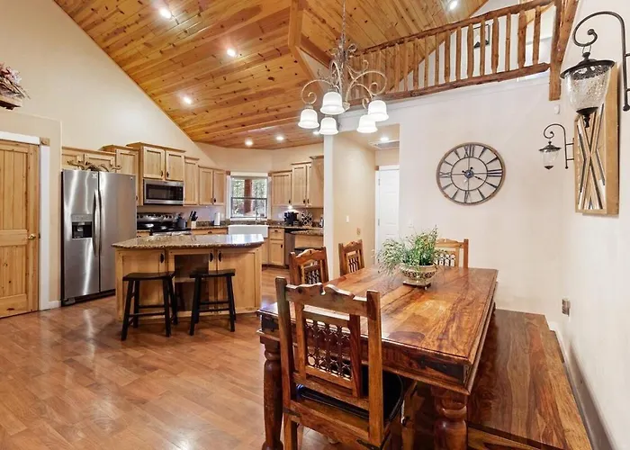 Style Pine Cabin, Deck Views And Sleeps 12 Indian Pine