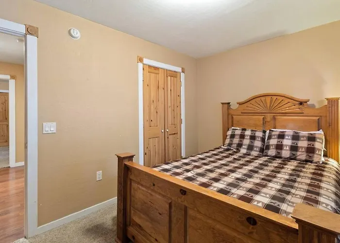 Style Pine Cabin, Deck Views And Sleeps 12