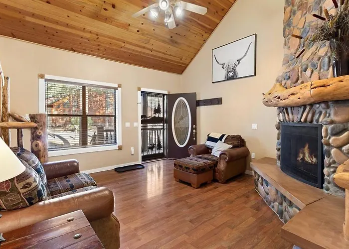 Holiday home Style Pine Cabin, Deck Views And Sleeps 12
