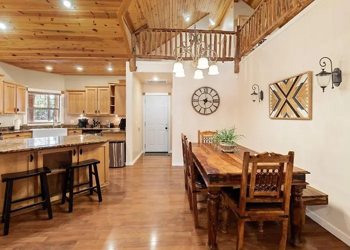 Style Pine Cabin, Deck Views And Sleeps 12 Holiday home *