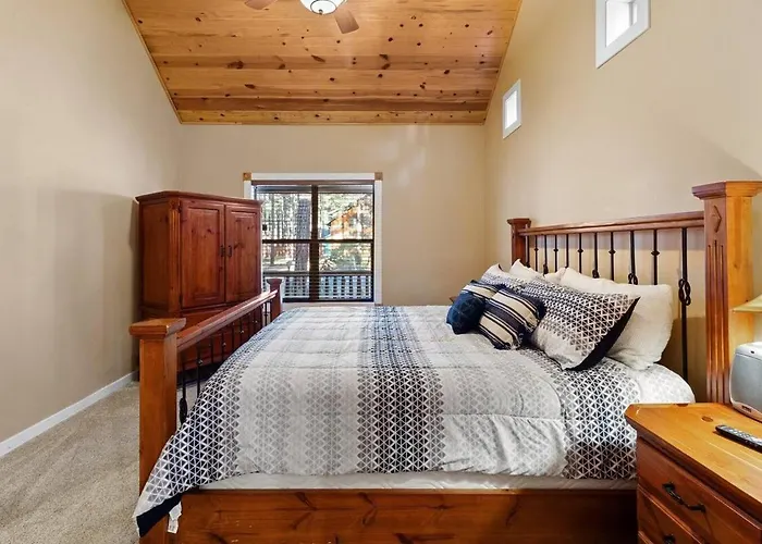 Holiday home Style Pine Cabin, Deck Views And Sleeps 12 *